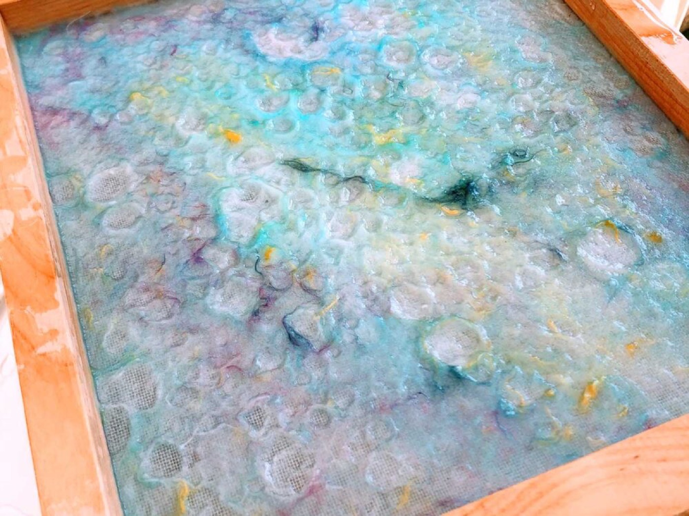 漉いたばかりの色とりどりの和紙。水彩画のような発色